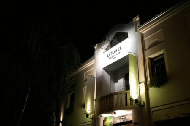 Hotel Litovel Komárno Esterno foto